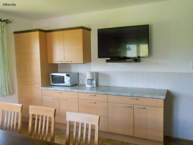 Wohnküche mit Flat-TV im Erdgeschoss